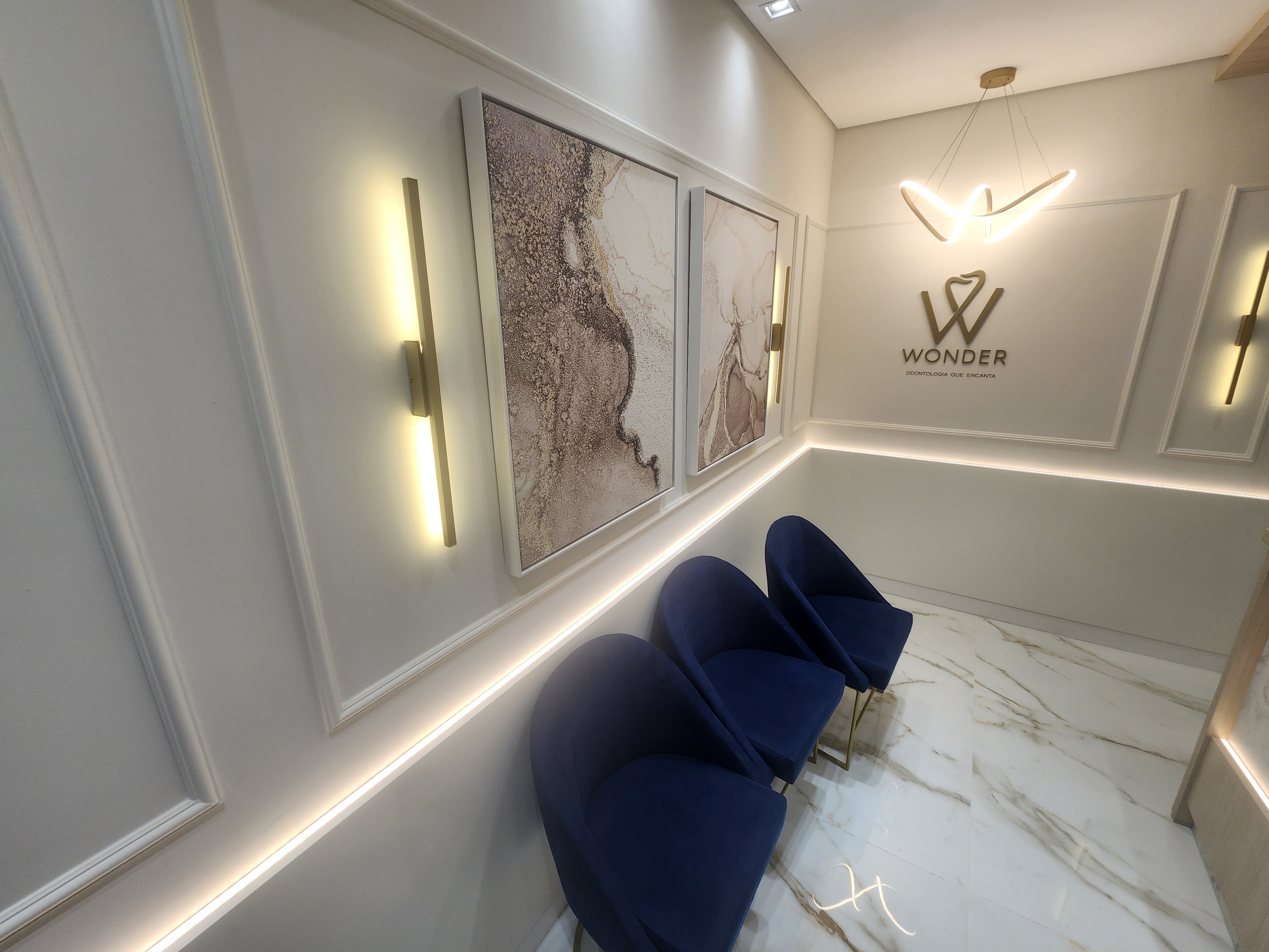 Área de espera elegante da Wonder com cadeiras azul marinho
