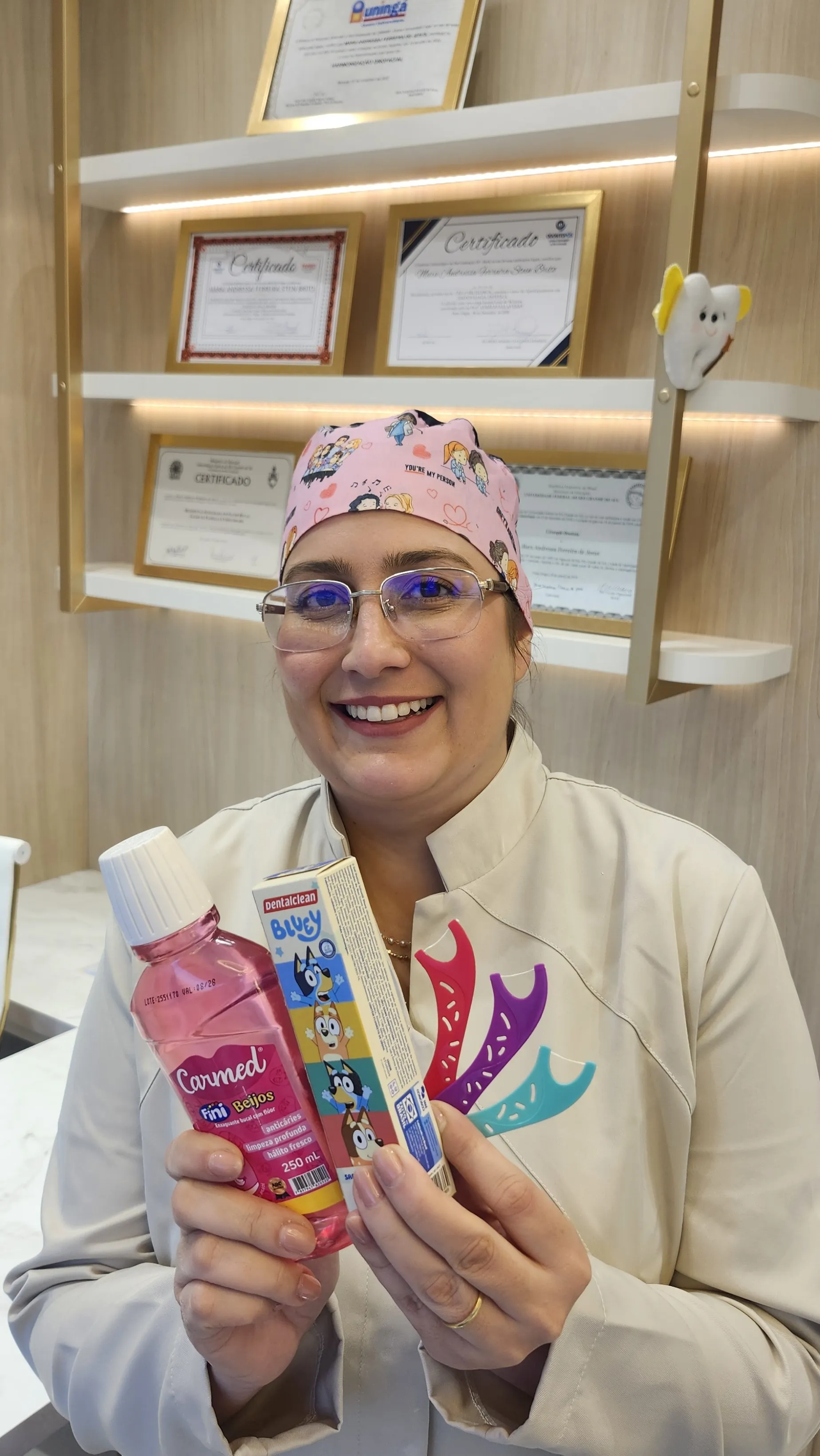 Dra. Mara com kit de higiene bucal infantil Bluey